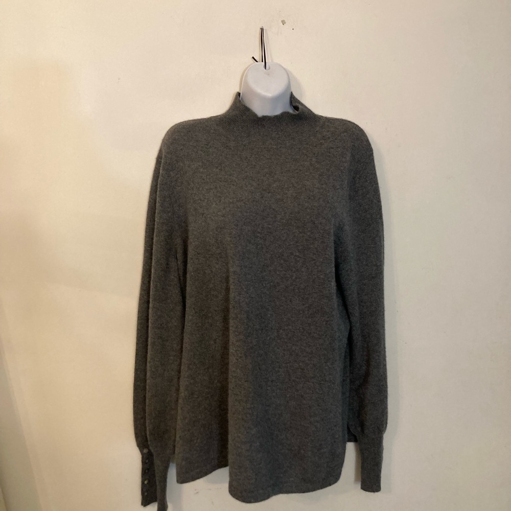 Precious fiber 100 percent cashmere sweater with sliver